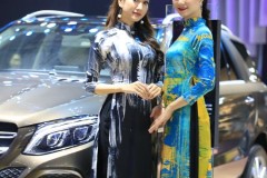[VIMS 2017] Ngắm dàn mẫu "đẹp như mơ" tại Triển lãm Ô tô Quốc tế Việt Nam 2017
