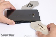 Vừa ra mắt, Xiaomi Mi Mix 2 đã bị đưa lên bàn mổ