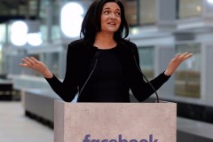 Nhân viên Facebook có những đặc quyền gì?