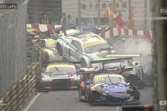 Porsche 911 GT3-R nát hết phần đầu và gẫy bánh tại giải đua FIA GT World Cup 2017