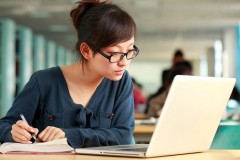 Dùng laptop hay giấy bút ghi chép bài giảng tốt hơn?