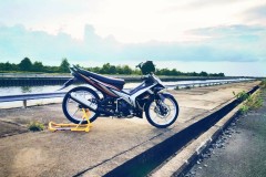 Exciter 135 độ nhẹ khoe dáng giữa bờ đê chiều tà