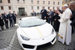 Giáo Hoàng Francis được tặng siêu xe Lamborghini Huracan “hàng thửa“