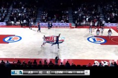 Kinh động thể thao: 4 giây phá lưới 2 lần, "chết" vì chủ quan