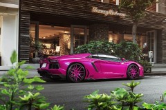 Lamborghini Aventador nổi bật với màu hồng tại Tokyo