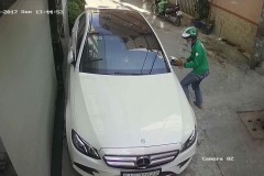 Thanh niên mặc áo GrabBike ngang nhiên bẻ trộm gương xe Mercedes-Benz