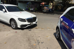 Nhân viên rửa xe lo sốt vó vì lùi xe khiến Mercedes-Benz thiệt hại 200 triệu đồng