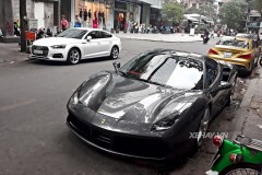 Bắt gặp chiếc Ferrari 488 GTB màu xám cùng Cường Đô La xuống phố