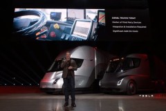 "Sốc" với đầu kéo điện Tesla Semi nhanh như xe thể thao