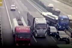 Tai nạn liên hoàn khủng khiếp trên cao tốc khi ô tô cố tránh những con dê