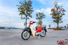Honda Cub Fi độ sang chảnh khoe dáng bên ngôi chùa cổ