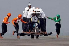 Royalfield Enfield 500 phân khối chở 58 người chạy quãng đường 1,2km