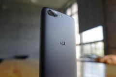 So sánh OnePlus 5T và OPPO R11S: trông như “anh em sinh đôi”?