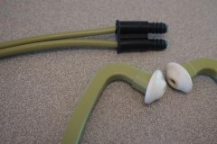 Vì sao chỗ cắm tai nghe trên máy bay lại có 2 lỗ, nếu không mang adapter có dùng được không?