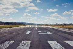 Những con số trên đường băng sân bay thể hiện điều gì?