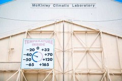 Thăm quan phòng thử nghiệm các thiết bị vũ khí của Không quân Mỹ