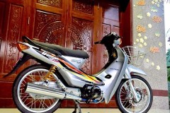 Wave 110 độ nhẹ nhàng khoe dáng giữa cửa gỗ trăm triệu