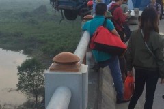 Xe khách lao qua lan can, lơ lửng trên thành cầu Thanh Trì, Hà Nội