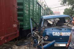 Xe tải bị biến dạng vì đỗ gần đường ray tàu hỏa ở Hà Nội