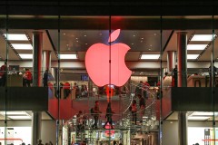 Apple đổi logo sang màu đỏ hưởng ứng ngày "Thế giới phòng chống AIDS"