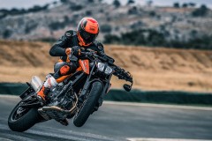 KTM 790 Duke 2018 có hai tùy chọn màu sắc xám đen và cam đen