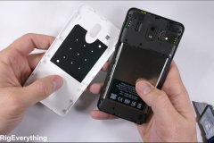 Nokia 2 vẫn xứng danh là “nồi đồng cối đá” với khả năng chống chịu tốt