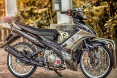 Exciter 135 độ nhẹ khoe dáng giữa thành phố sương mù