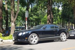 "Tóm gọn" Bentley Continental GT V8 đang xếp lốp trên phố