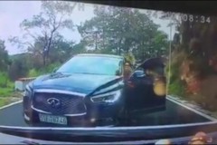 Infiniti vượt ẩu, lấn làn bên cạnh tại khúc cua trên đoạn đèo nườm nượp phương tiện