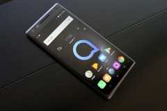 [CES 2018] Trên tay Alcatel 5 Series giá chưa tới 300 USD vừa ra mắt