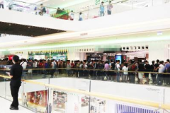 Hàng nghìn người yêu thích công nghệ xếp hàng để trải nghiệm tại Mi Store