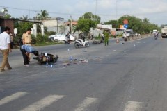 Hai xe môtô đâm nhau trên Quốc lộ 1A khiến 3 người bị thương nặng