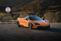 McLaren 720S đã vô cùng nổi bật và hấp dẫn với màu cam sáng
