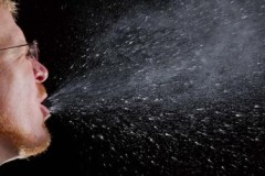 Vỡ họng, tổn thương lồng ngực suýt mất mạng vì kiềm nén cơn hắt hơi