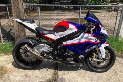 BMW S1000RR mang số hiệu 52, tương tự những mô hình xe trên trường đua