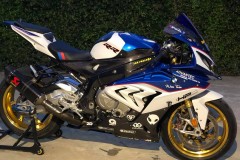 BMW S1000RR trầm mình qua tông màu áo trắng-xanh đặc trưng Motorard