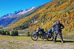 Chàng trai đi xe máy vòng quanh thế giới