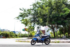 Exciter 135 độ khoe dáng bên bãi cỏ trưa nắng mạnh