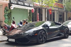 Lamborghini Huracan cưỡi mâm PUR dạo phố ngày mùng 2 Tết Mậu Tuất