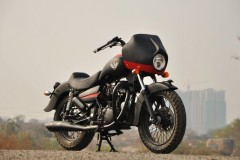 Royal Enfield Thunderbird 350 trở thành bức tranh đa năng khi được độ lại