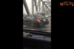 Bức xúc cảnh ô tô quay đầu giữa cầu Chương Dương, gây tắc nghẽn giao thông