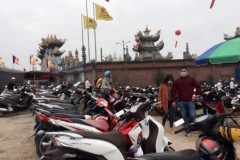 Đi chùa đầu năm, canh cánh nỗi lo gửi xe bị 'chặt chém'