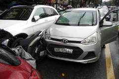 Hà Nội: Ôtô đâm liên hoàn nhiều phương tiện đang dừng đèn đỏ