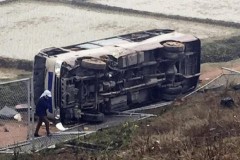 Xe khách mất lái lao xuống cánh đồng, lái xe và phụ xe nhập viện