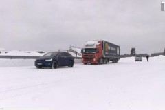 Chiêm ngưỡng Model X kéo xe tải hạng nặng có trọng lượng lên tới 43 tấn