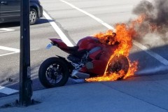 Ducati Panigale V4 2018 đột ngột bốc cháy không rõ nguyên nhân?