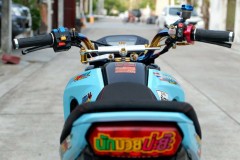 MSX 125 độ đầy quyến rũ với đôi chân siêu mẫu của biker nước bạn