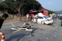 Ôtô con tông trực diện xe khách, 2 người bị thương nặng