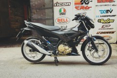 Raider R150Fi độ mới lạ hơn nhiều nhờ những món đồ chơi Ý