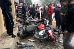 Tài xế ôtô mất lái, tông hàng loạt xe máy trên vỉa hè